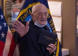 Veterano se graduó de la secundaria a sus 98 años