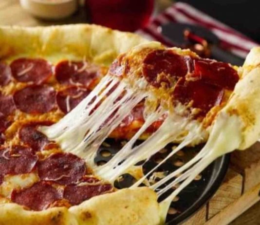Pizza con bordes de queso