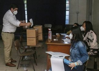 Presidente de Costa Rica vota y pide a la gente acudir a las urnas