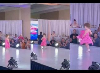 Niña desfila por una pasarela con una confianza absoluta