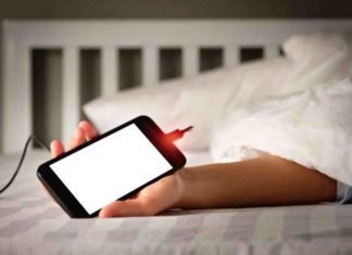 Razones para no cargar el celular en la cama