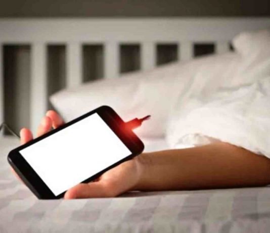 Razones para no cargar el celular en la cama