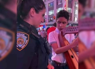 Arpa de joven venezolano sorprende en Nueva York