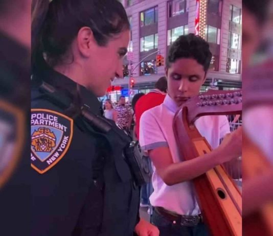 Arpa de joven venezolano sorprende en Nueva York