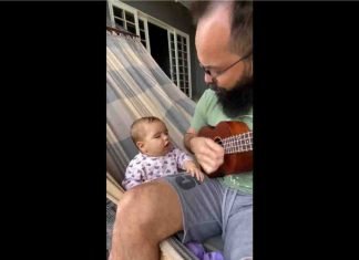 Esta pequeña bebe sorprende cantando muy bien