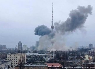 Rusia derrumba con mísil torre de televisión en Ucrania