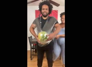 Se pone un sandía en el abdomen