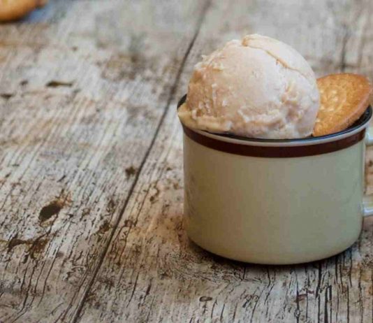 Helado de galleta de chocolate casero