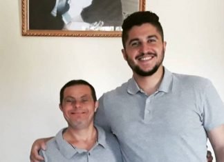 Hombre con síndrome de Down que educó a su hijo