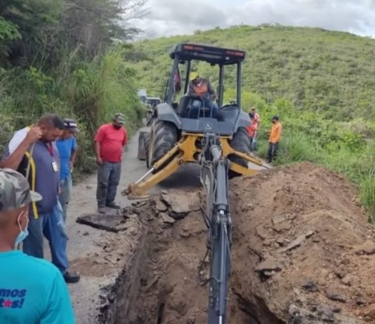 Gobernación de Lara ejecuta obras en vía afectada por las lluvias en Río Claro