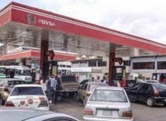 Largas colas en estaciones de servicio debido a escasez de combustible en Barquisimeto