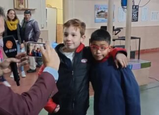 Niño hizo campaña para comprarle lentes a su amigo