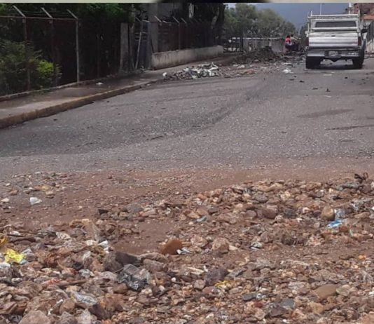 Vecinos afectados por colapso de alcantarillado cerca de escuela en la parroquia Ana Soto