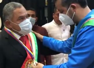 Entregan orden Ciudad de Duaca en su primera clase al Gobernador Pereira