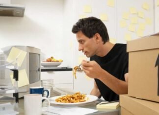 Comer frente a una pantalla es de riesgo para la salud