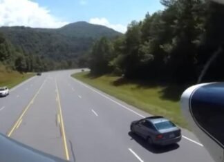 Avioneta aterriza en una autopista