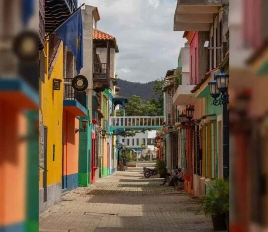 Casas altas y de colores en Pto. Cabello