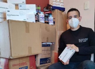 Médico ayuda a enfermos necesitados