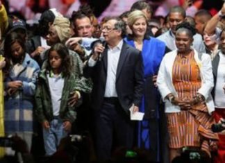Petro asume la presidencia este domingo entre desafíos económicos