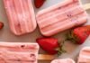 Paletas heladas con yogurt y fresas