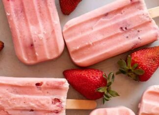 Paletas heladas con yogurt y fresas