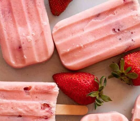 Paletas heladas con yogurt y fresas