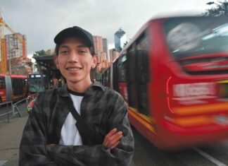Venezolano convierte el transporte público en un aula de clases