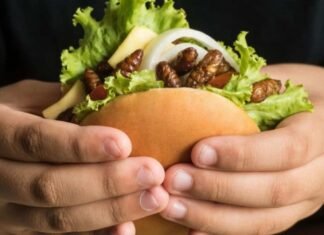 Restaurante en Tailandia ofrece hamburguesas con “grillo”