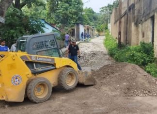 Despejan vías en Río Claro y atienden a los afectados por fuertes lluvias