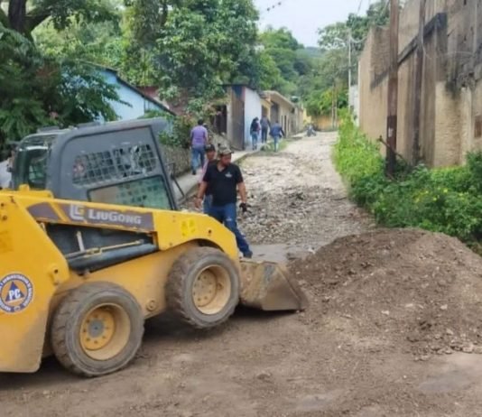 Despejan vías en Río Claro y atienden a los afectados por fuertes lluvias