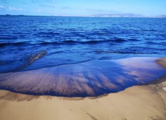 Cierran playas por extenso derrame de hidrocarburos en Anzoátegui