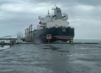 Reportan llegada de buque con dos millones de barriles de petróleo iraní