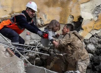 Más de 8 mil rescatados de los escombros de terremoto en Turquía