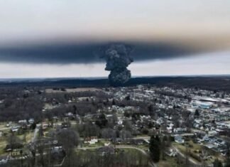 Tren cargado con químicos se descarriló y genera en Ohio catástrofe ambiental