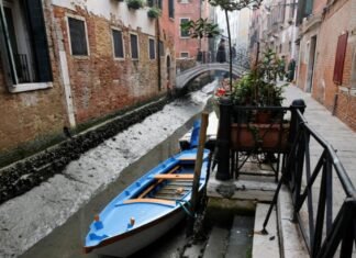 Factores de alta presión y poca lluvia inciden en la baja de marea en canales de Venecia
