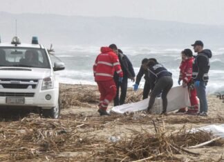Continúa búsqueda de migrantes tras naufragio en Italia que dejó 62 muertos