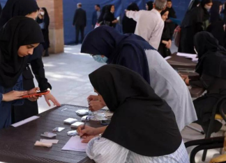 Docenas de niñas son envenenadas con gas en 4 colegios de Irán