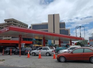 Continúan largas colas en las estaciones de servicio en Barquisimeto