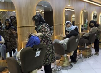 Talibanes prohíben los salones de belleza para mujeres en Afganistán