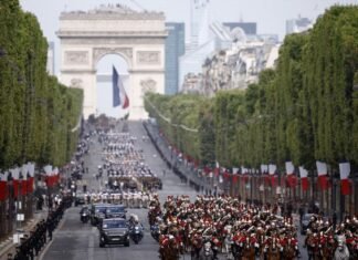 Conmemoran Día de la Bastilla con desfile en París