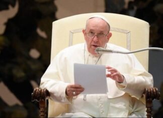 Papa llama a periodistas a combatir desinformación y «coprofilia» actual