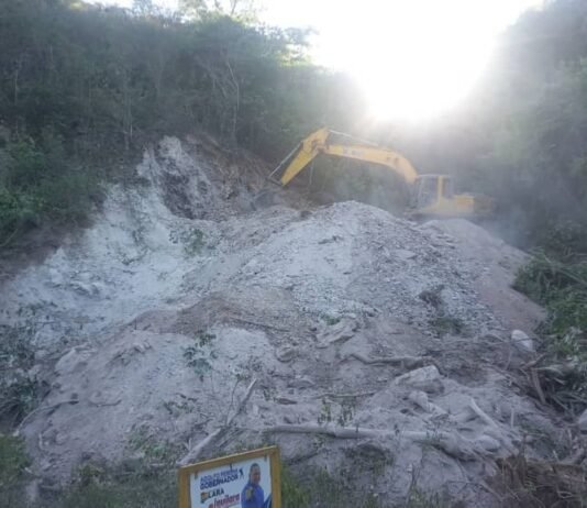 Reparan falla en borde de la vía eje carretero Lara-Falcón del municipio Urdaneta