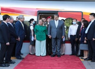 Maduro llega a Pekín en su cuarta parada en gira oficial a China
