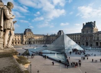 El museo de Louvre en París fue evacuado y cerrado por temor a atentados