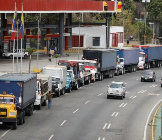 Gandoleros en Lara esperan hasta cinco días para llenar sus tanques de gasoil