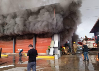 Controlan e investigan causas de incendio en local comercial en Barquisimeto