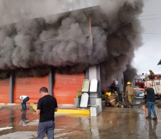 Controlan e investigan causas de incendio en local comercial en Barquisimeto