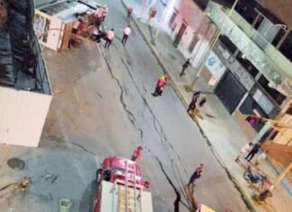 Fuerte colisión ocasiona volcamiento de unidad de transporte público en Barquisimeto