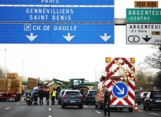 Bloqueos de agricultores en torno a París en espera de medidas del Gobierno