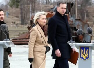 Von de Leyen llega a Kiev y presenta respeto a soldados caídos en el Muro del Recuerdo